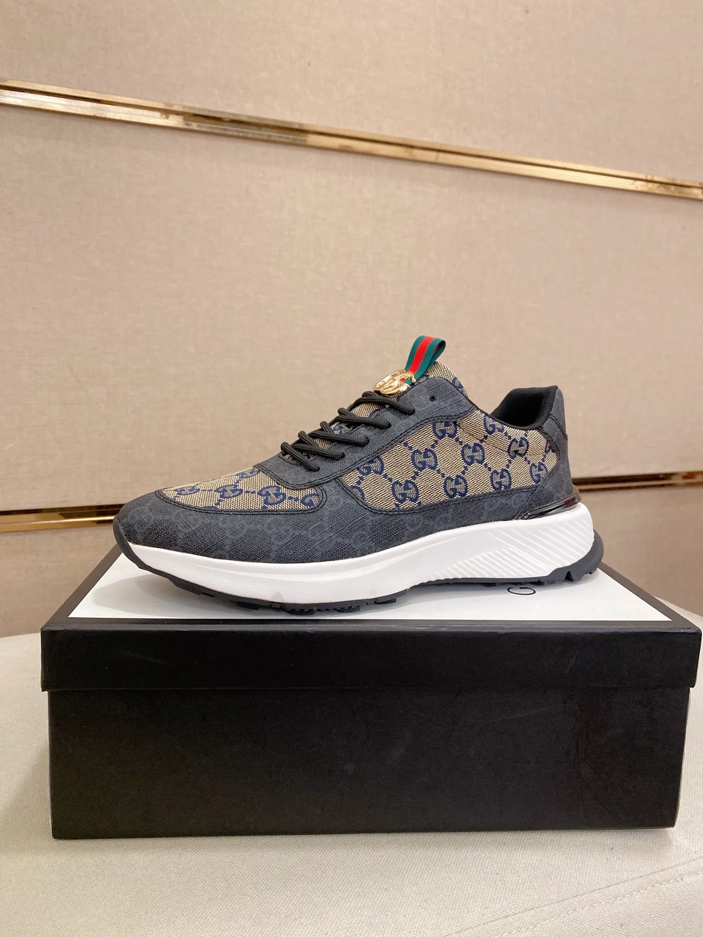 Men's shoes 💰 462💰The new GUCCI (Gucci) counters are launched simultaneously. The new men's shoes, 😘fabrics are selected from imported cowhide, and the lining is sheepskin lining. 👍🏿 High-end ☄️ air-cushion molded anti-slip rubber outsole, exquisite lines, simple and elegant, comfortable and high-end for leisure travel. Code number: 38 to 44 (45 can be customized and cannot be returned or exchanged)